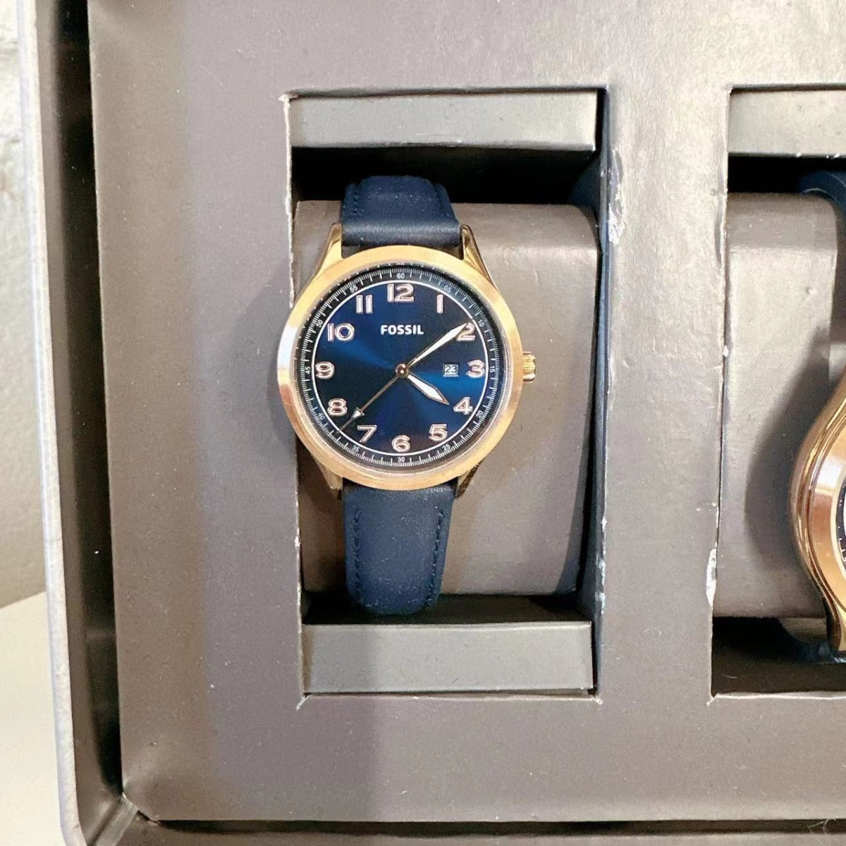 Fossil BQ2470 His and Her Wylie Three-Hand Navy Leather Watch Box Set Fossil BQ2470 His and Her Wylie Three-Hand Navy Leather Watch Box Set
